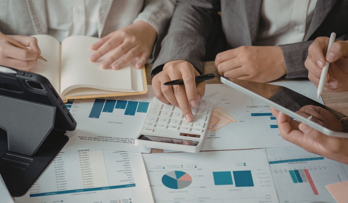 営業データ分析をチームで行うイメージ