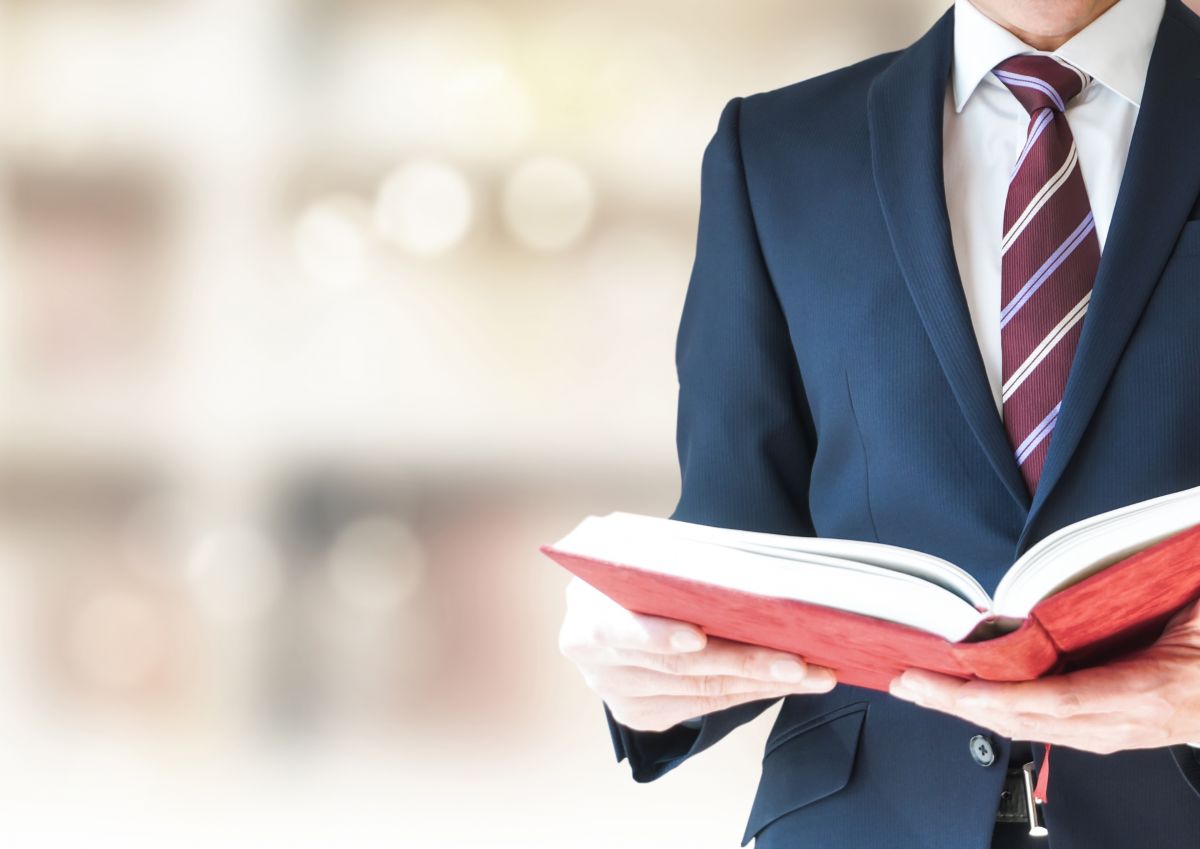 オフィスでビジネス書を読むイメージ