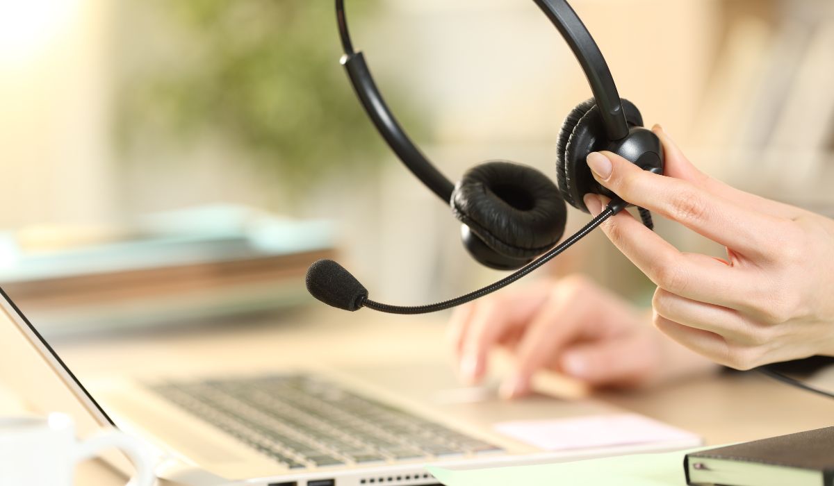 インカムを持つテレフォンアポインター