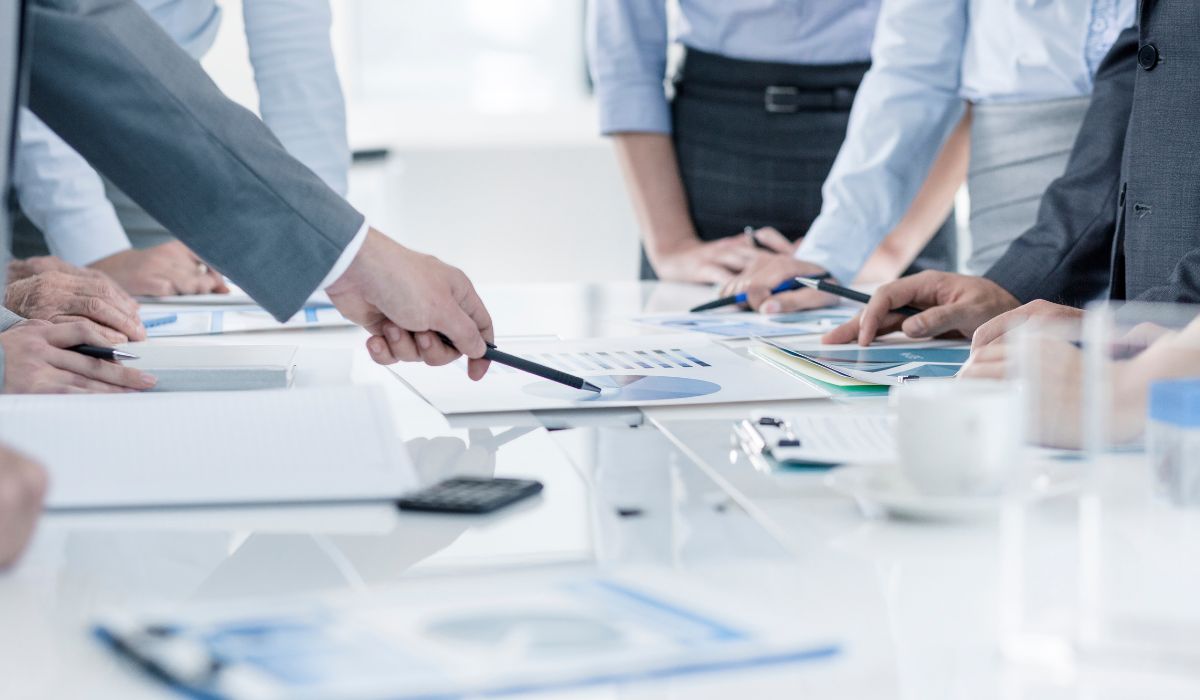 ターゲットの選定とリスト設計について会議中の様子