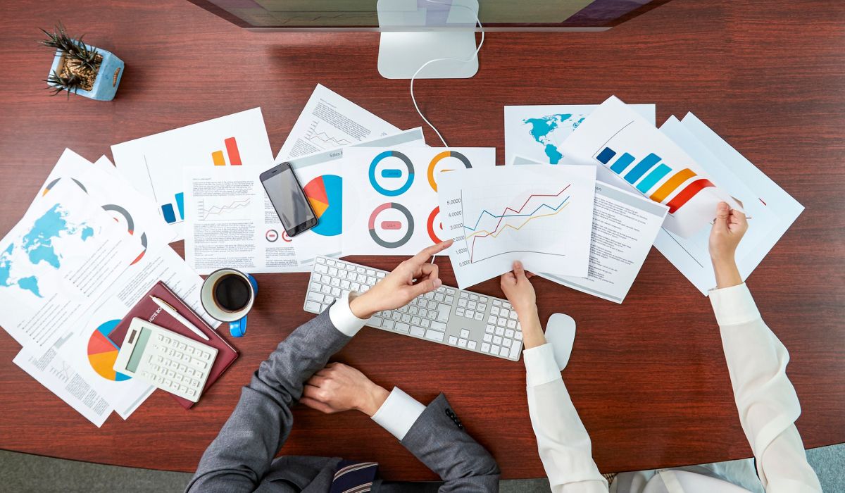 様々な営業データの分析を行う様子