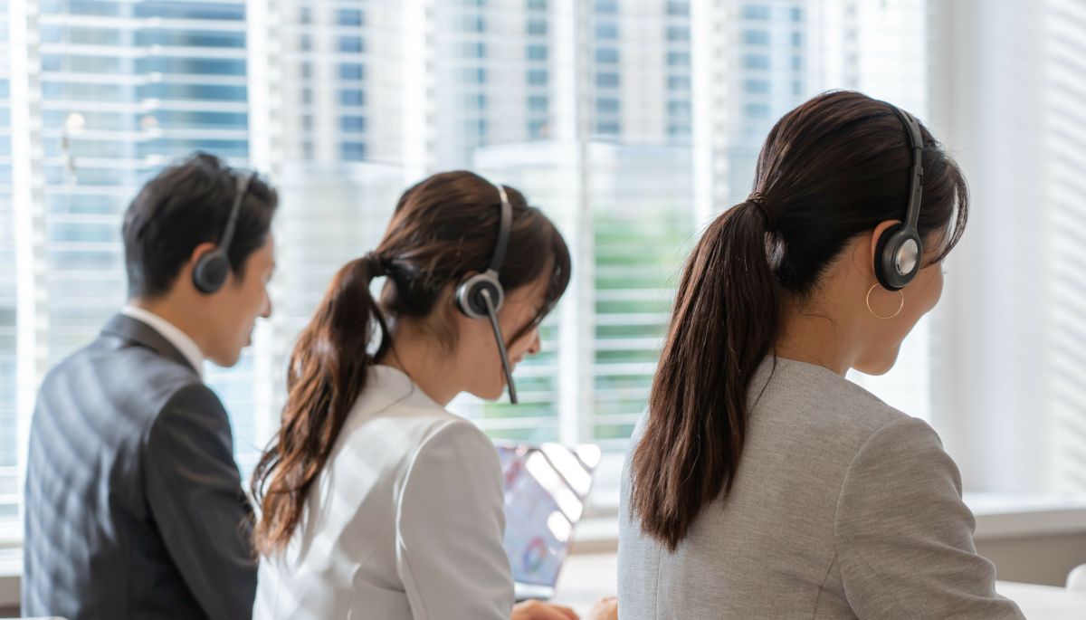 電話でアポイントを取るスタッフ