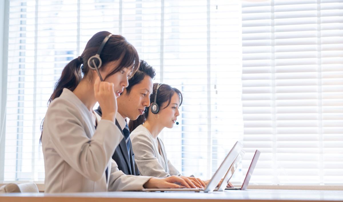 電話で見込み顧客対応を行うスタッフのイメージ