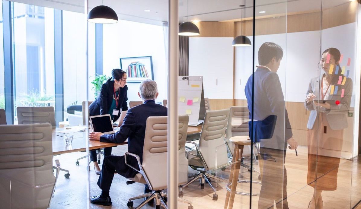 オフィスで営業戦略会議が行われている様子