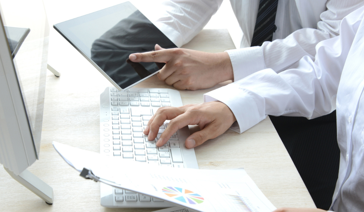 営業プロセスについて打ち合わせをする様子