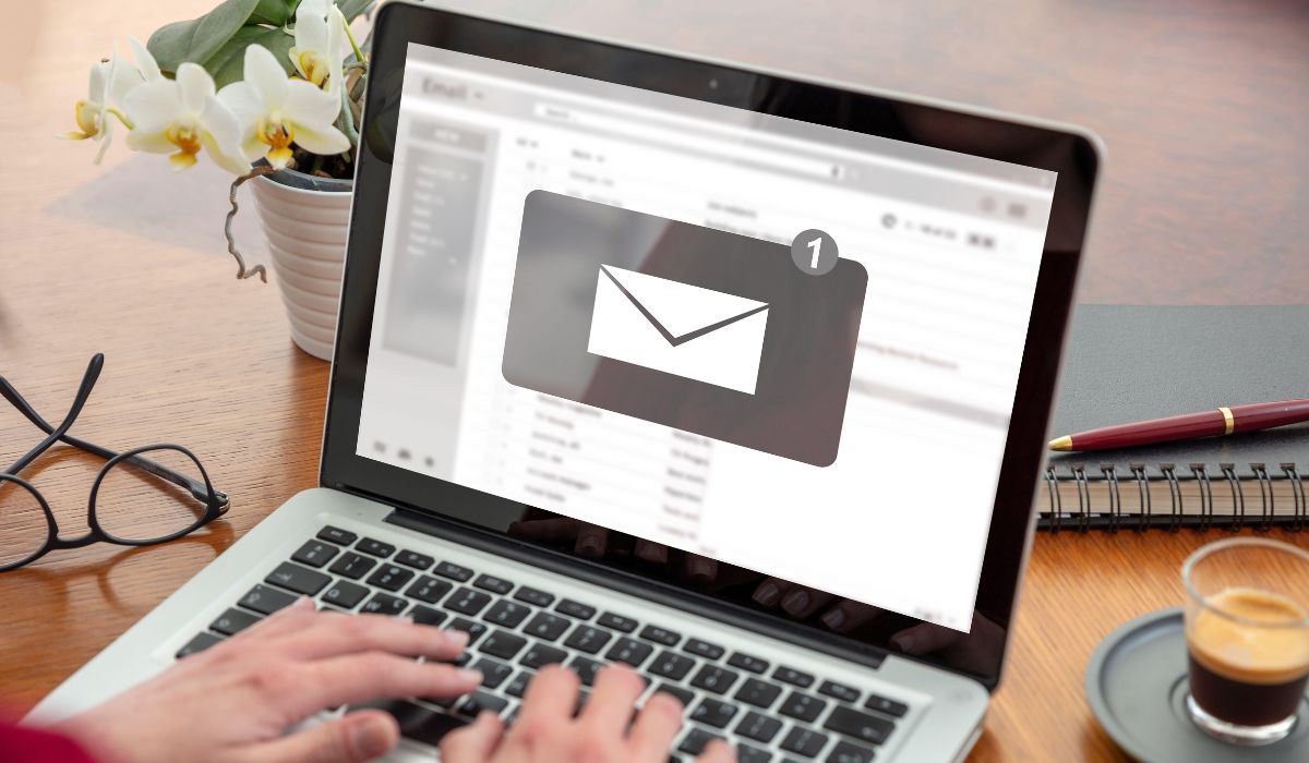 セールスのためのメール配信をする様子