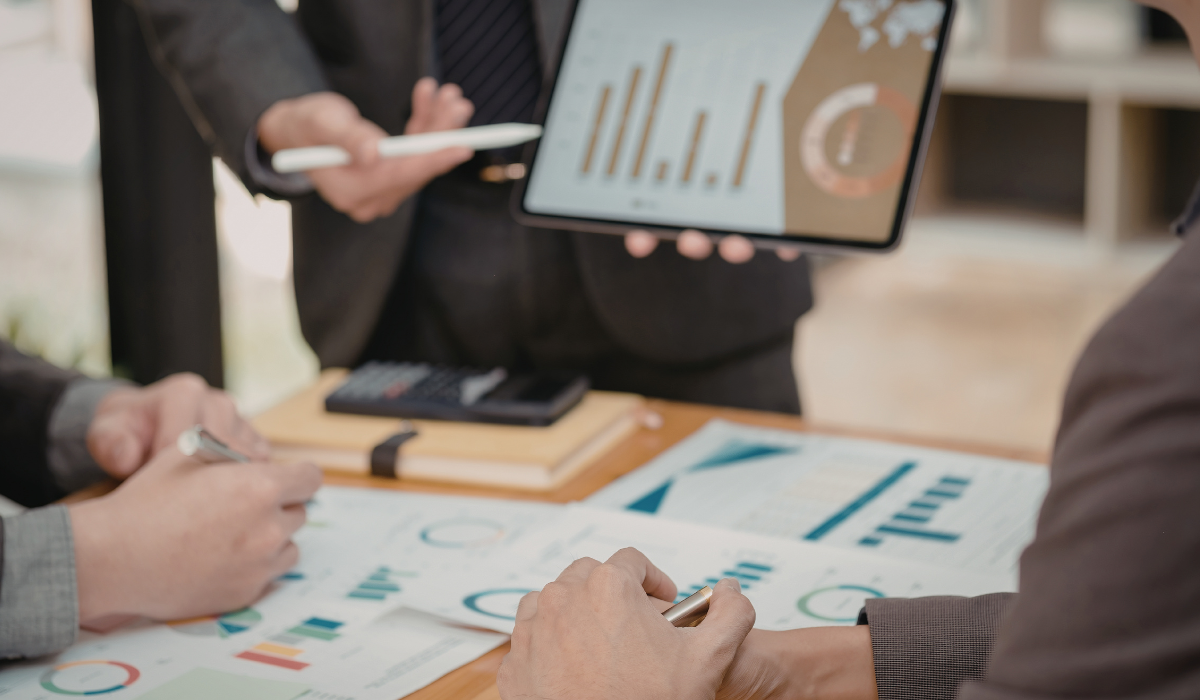 営業ツールの使用方法のレクチャーを受ける様子