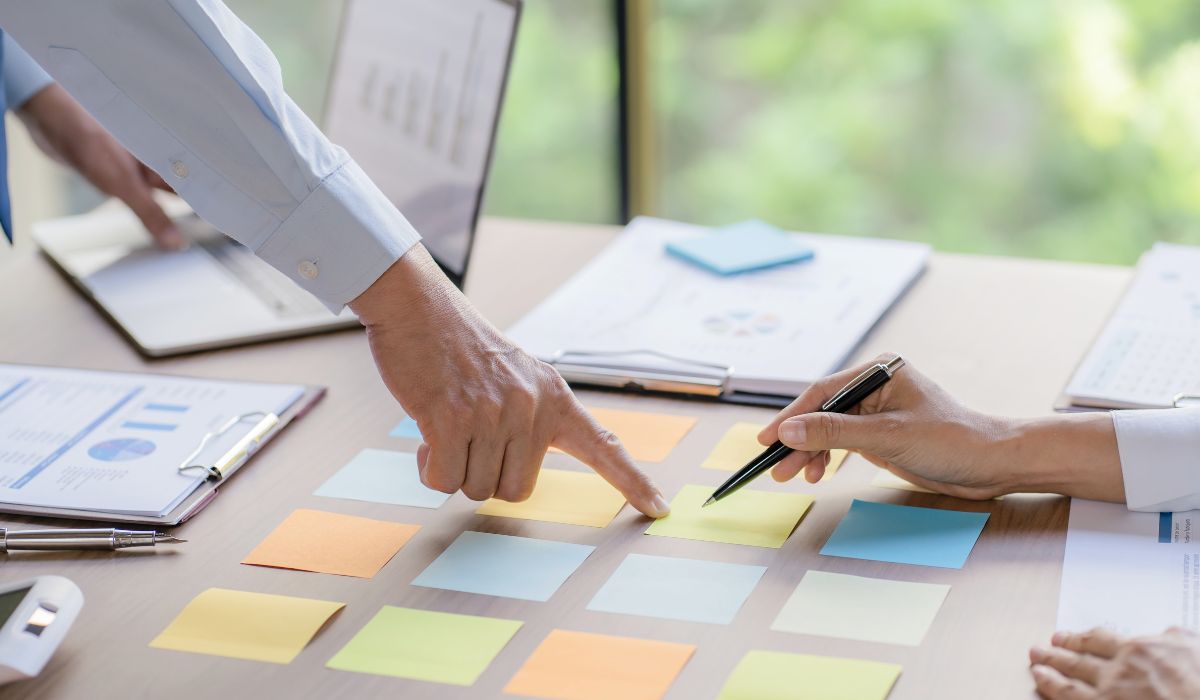 営業プロセスの最適化に関するミーティングの様子