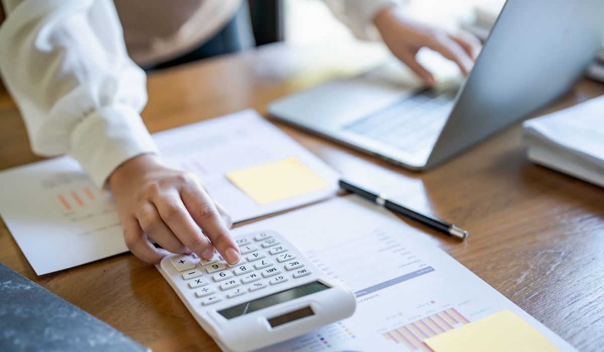 業務委託の費用を計算する様子