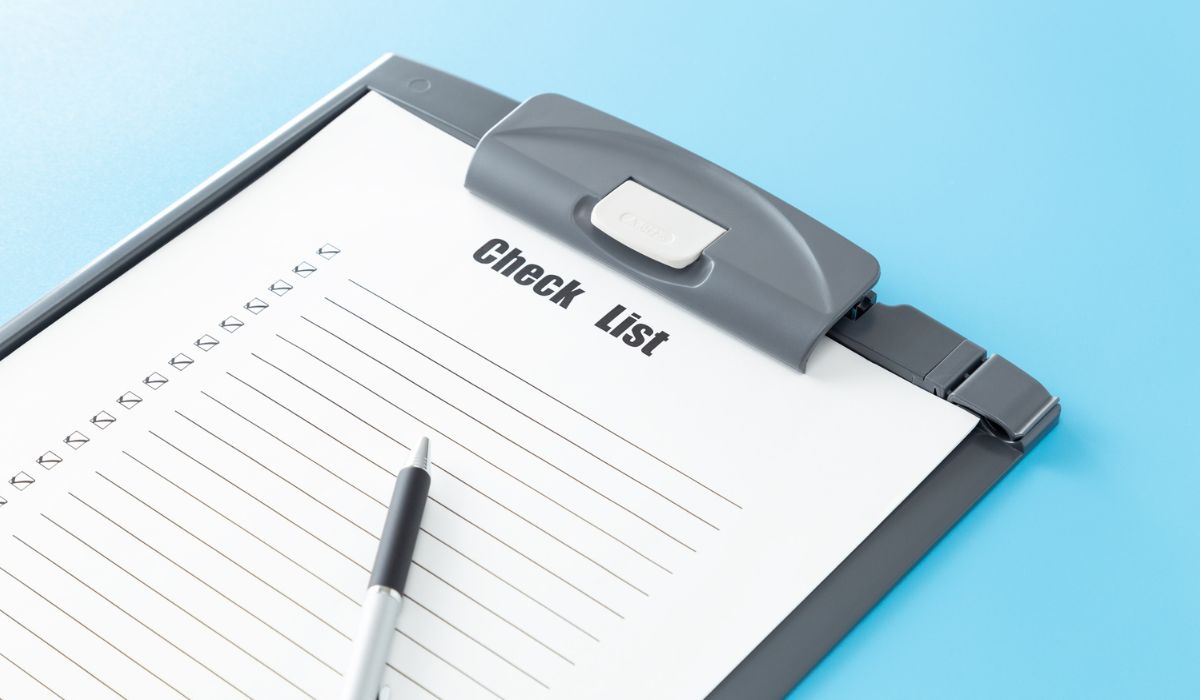 チェックリストとペン