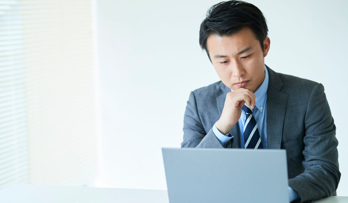 営業データ分析を行うビジネスマン