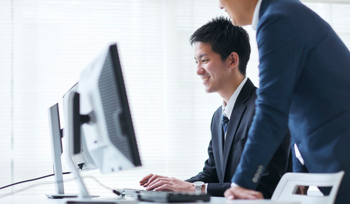 営業ツールを操作するビジネスマン