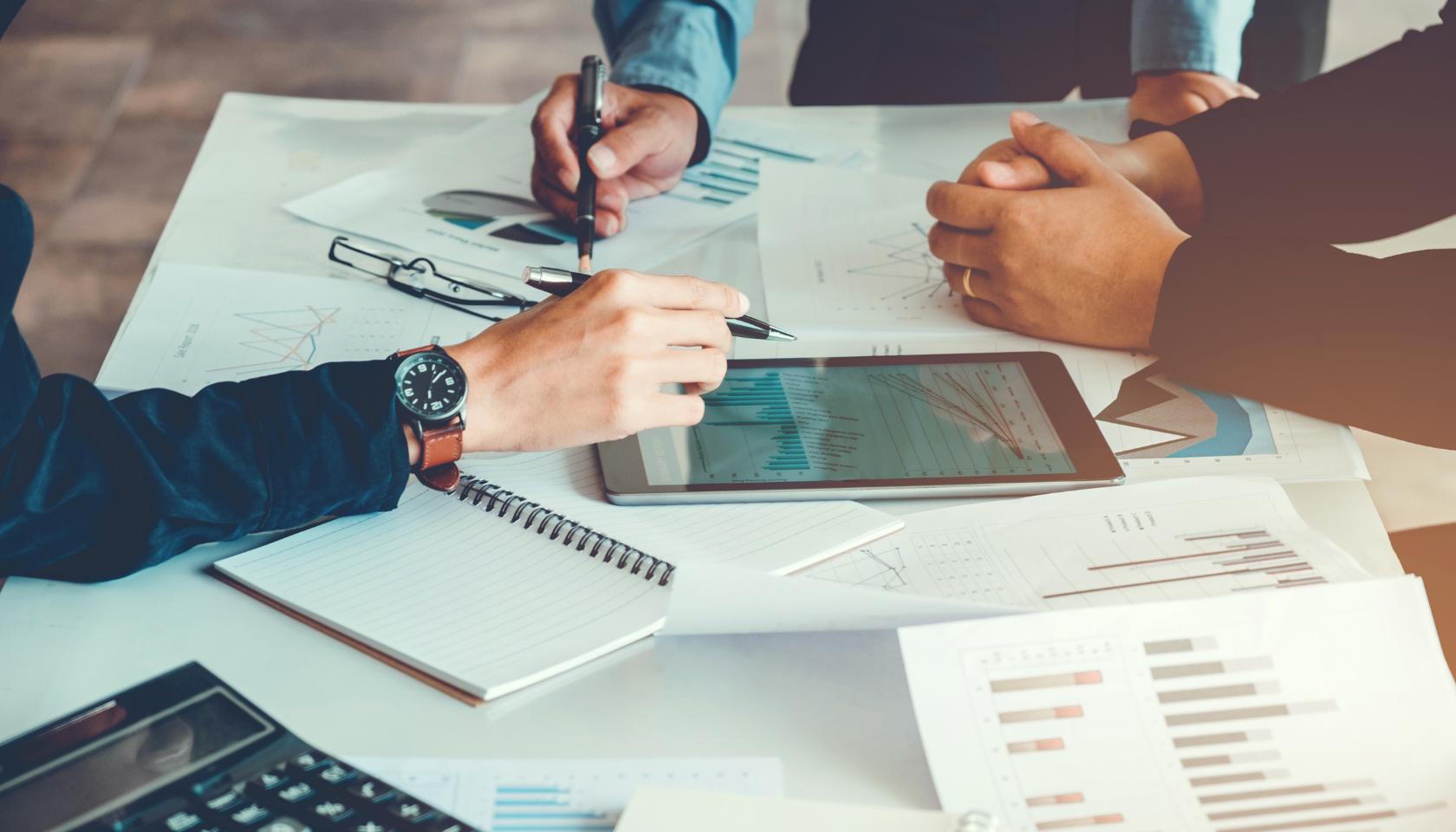 ミーティングをする営業チーム