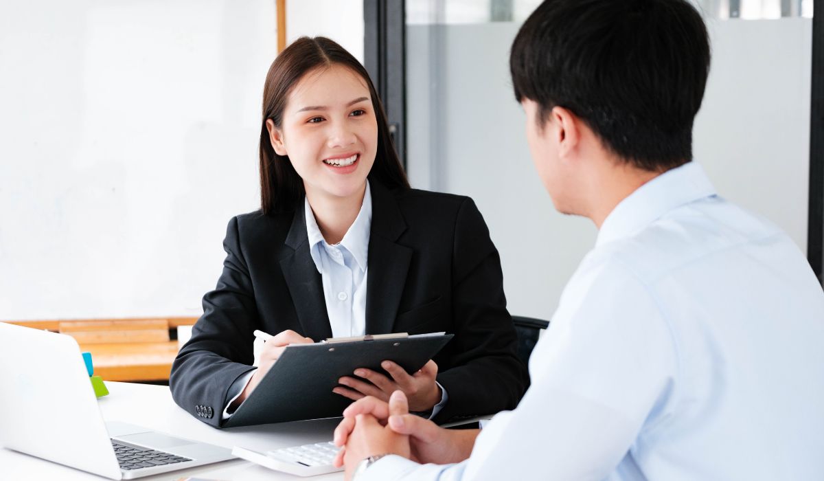 顧客と笑顔で対談する様子