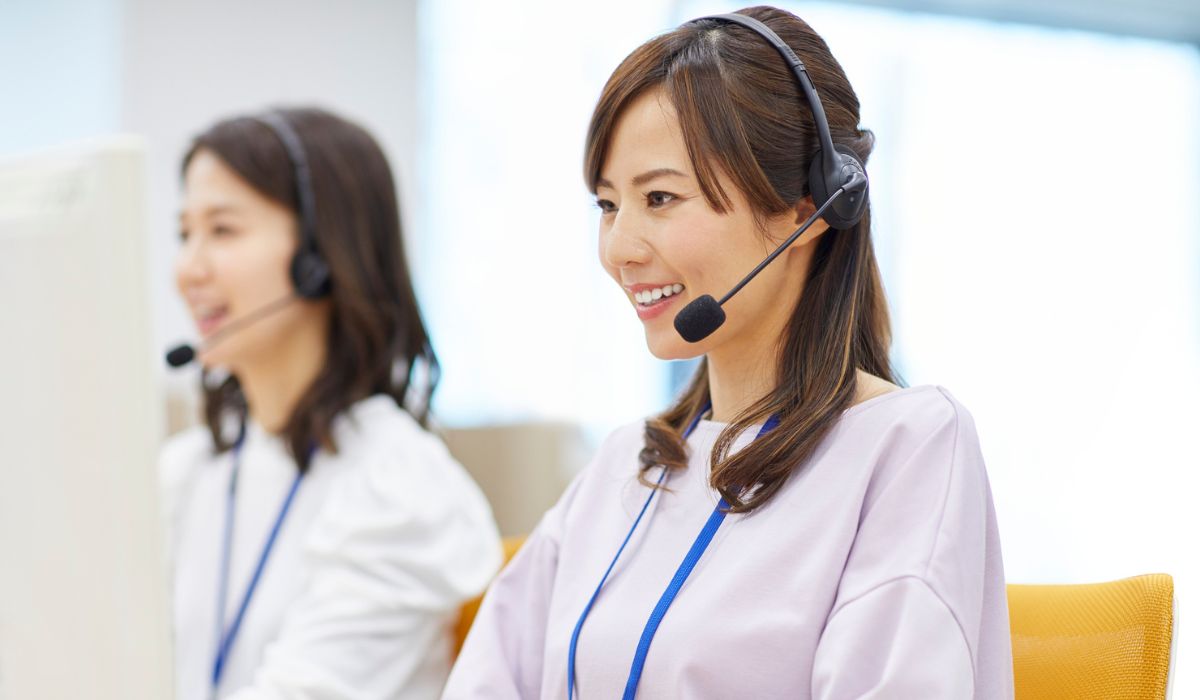 笑顔で通話するテレフォンアポインター
