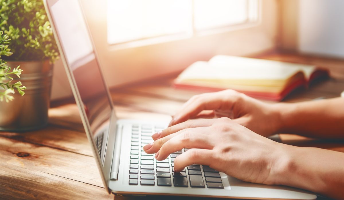 営業に適したツールを使用するイメージ