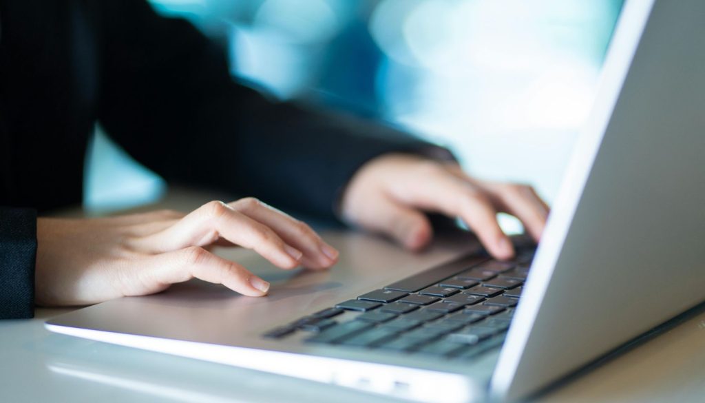 ノートパソコンで設定を行う代行業者