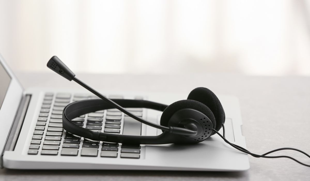 インカムとノートパソコン